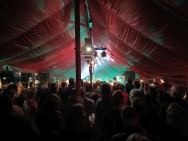Foto van optreden van La Regadera in de tent