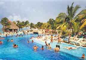 Activiteiten in het zwembad van Riu Caribe
